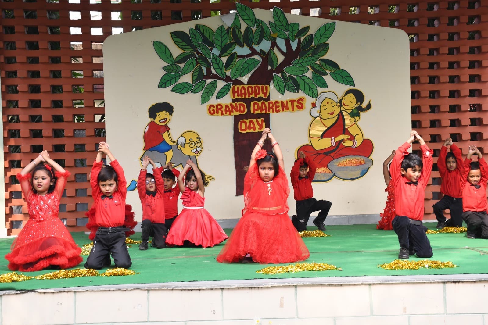 East Singhbhum News : दादा-दादी और नाना-नानी परिवार के स्तंभ : प्राचार्या