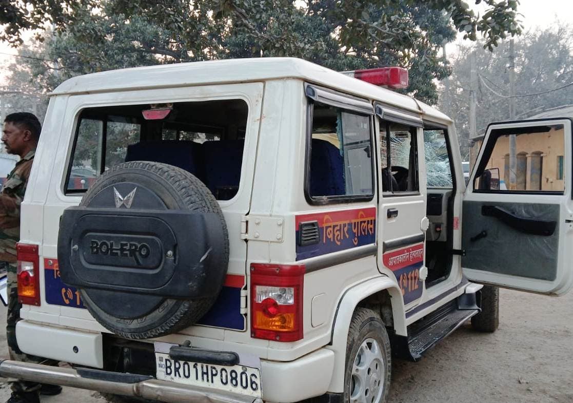सुलतानगंज में छिनतई की सूचना पर पहुंची पुलिस की गाड़ी का तोड़ा शीशा