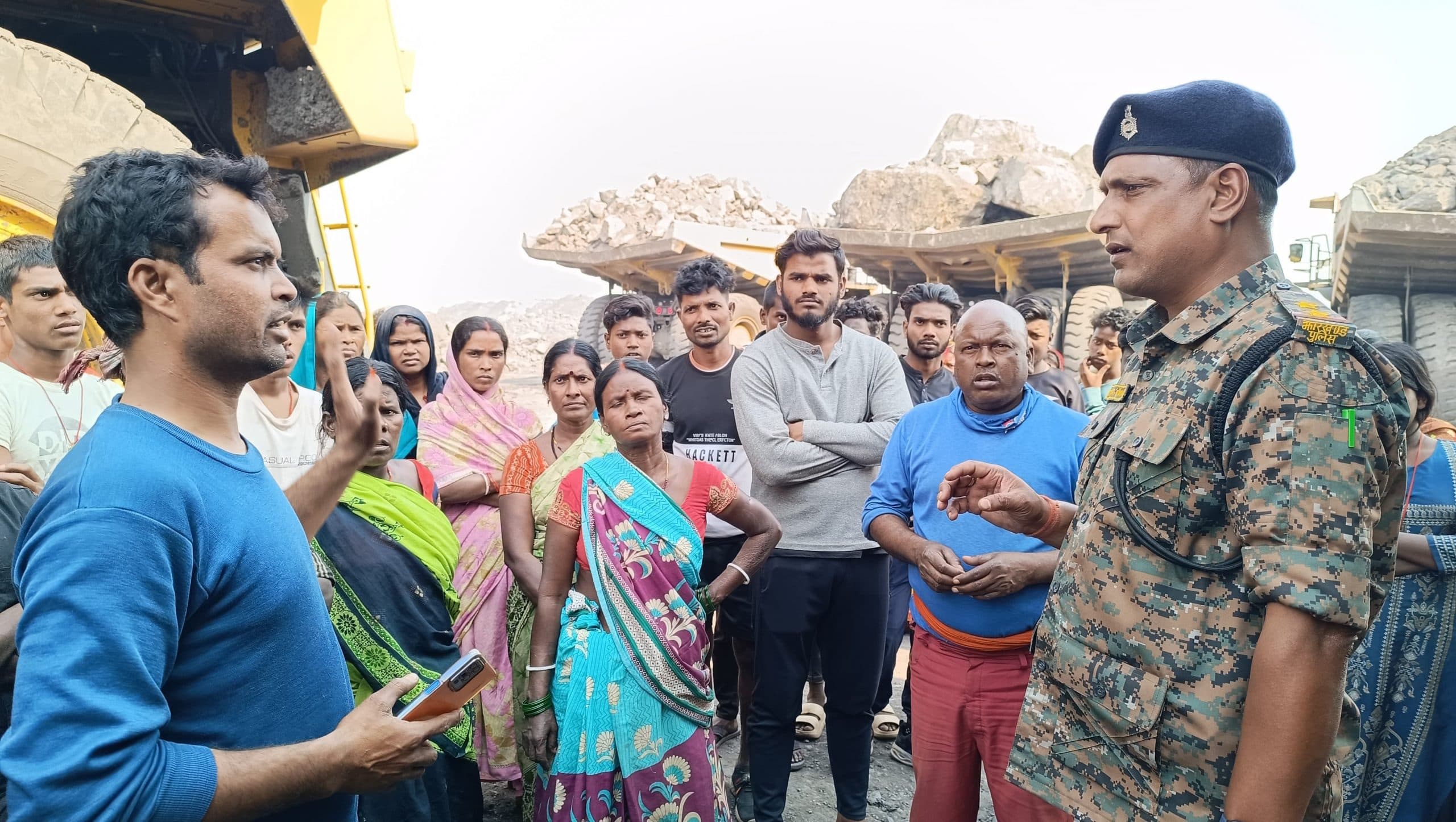 Dhanbad News:जीनागोड़ा में ओबी डंपिंग को ले ग्रामीणों व कंपनी कर्मियों में झड़प, फायरिंग