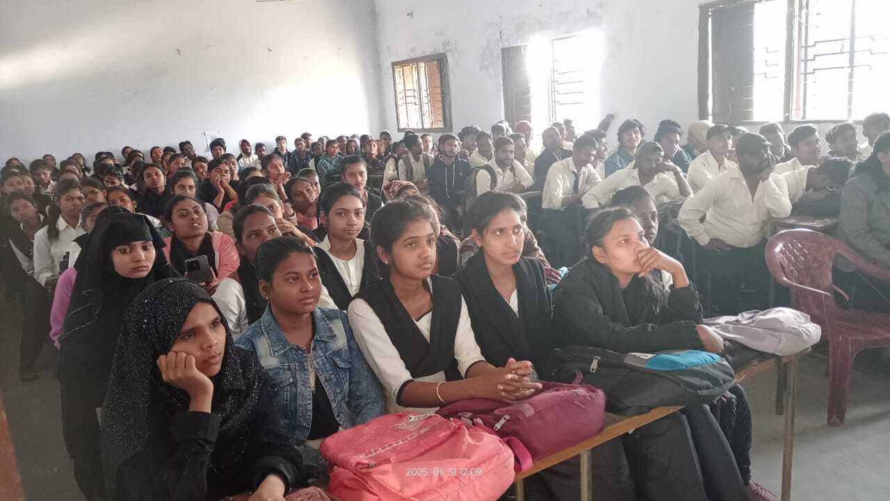 Dhanbad News: छात्रों को पढ़ाया गया सड़क सुरक्षा का पाठ