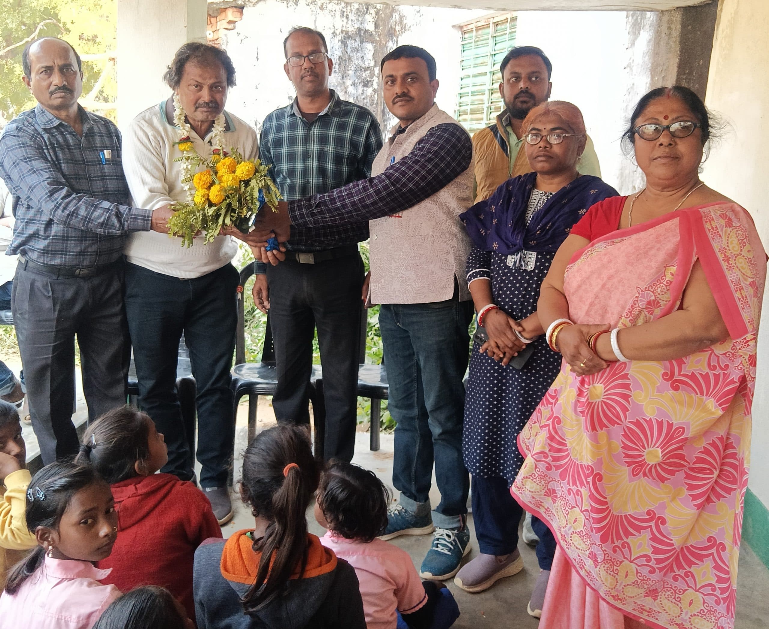 समारोह आयोजित कर दो शिक्षकों को दी गयी विदाई