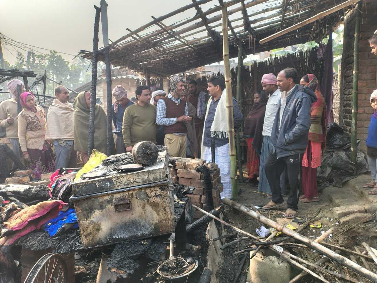 चैता उत्तरी में अलाव से लगी आग,चार घर जलकर खाक