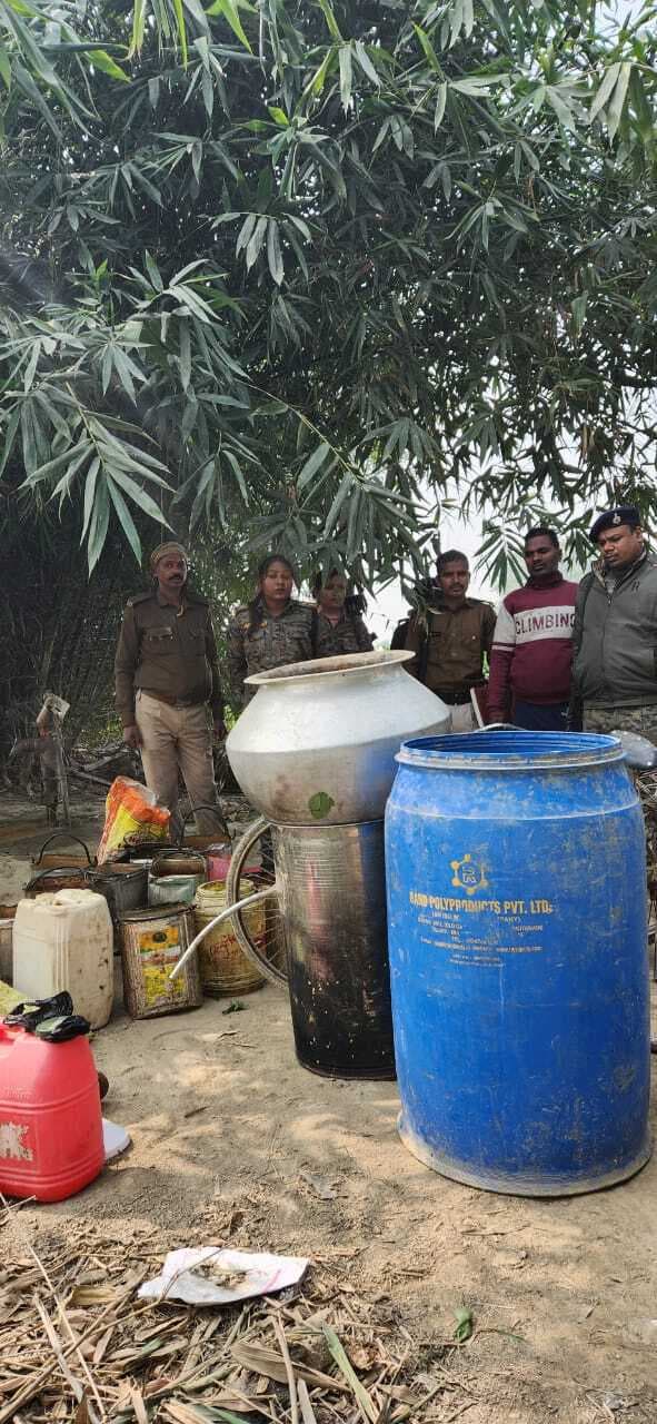 कज्जलवन दियारा में पुलिस ने शराब की भट्टी को किया ध्वस्त