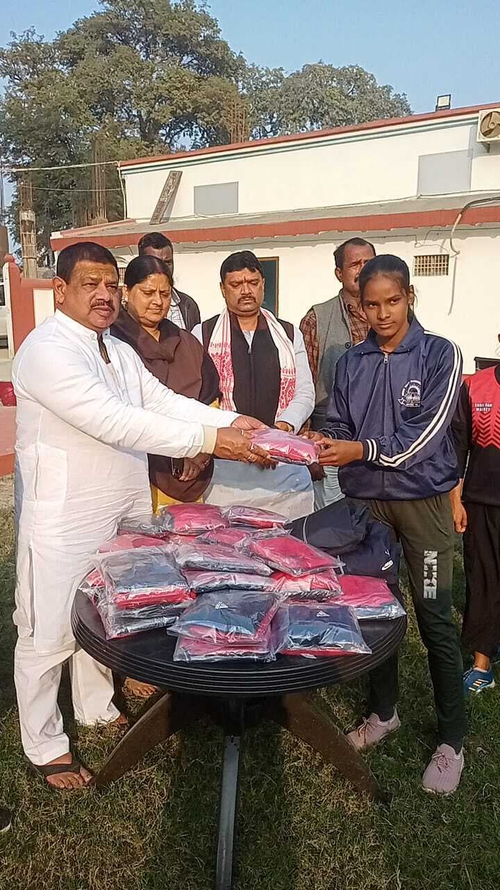 बालिका कबड्डी प्रतियोगिता: विजेता व उपविजेता टीम को जिप अध्यक्ष ने किया सम्मानित