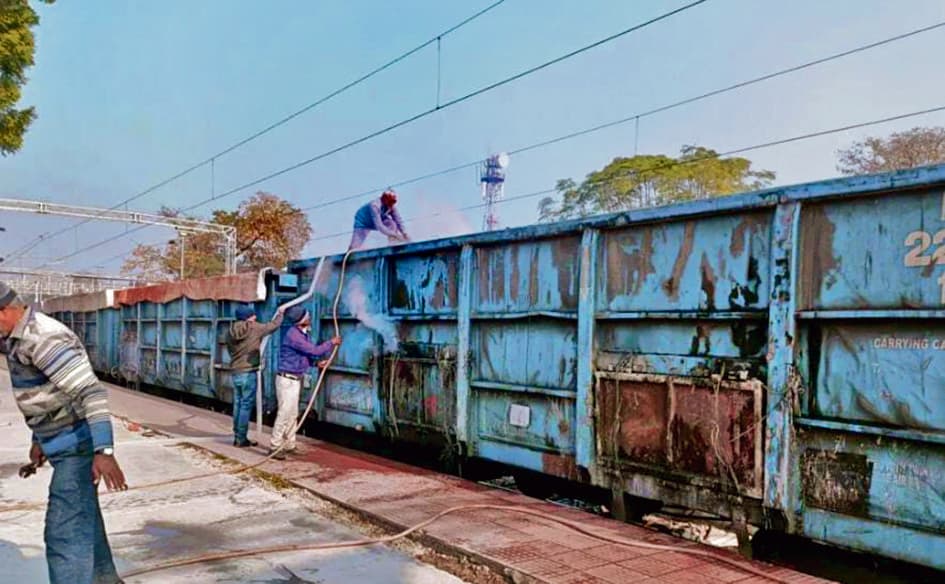 Gaya News  : पहाड़पुर रेलवे स्टेशन पर मालगाड़ी की बोगी में लगी आग