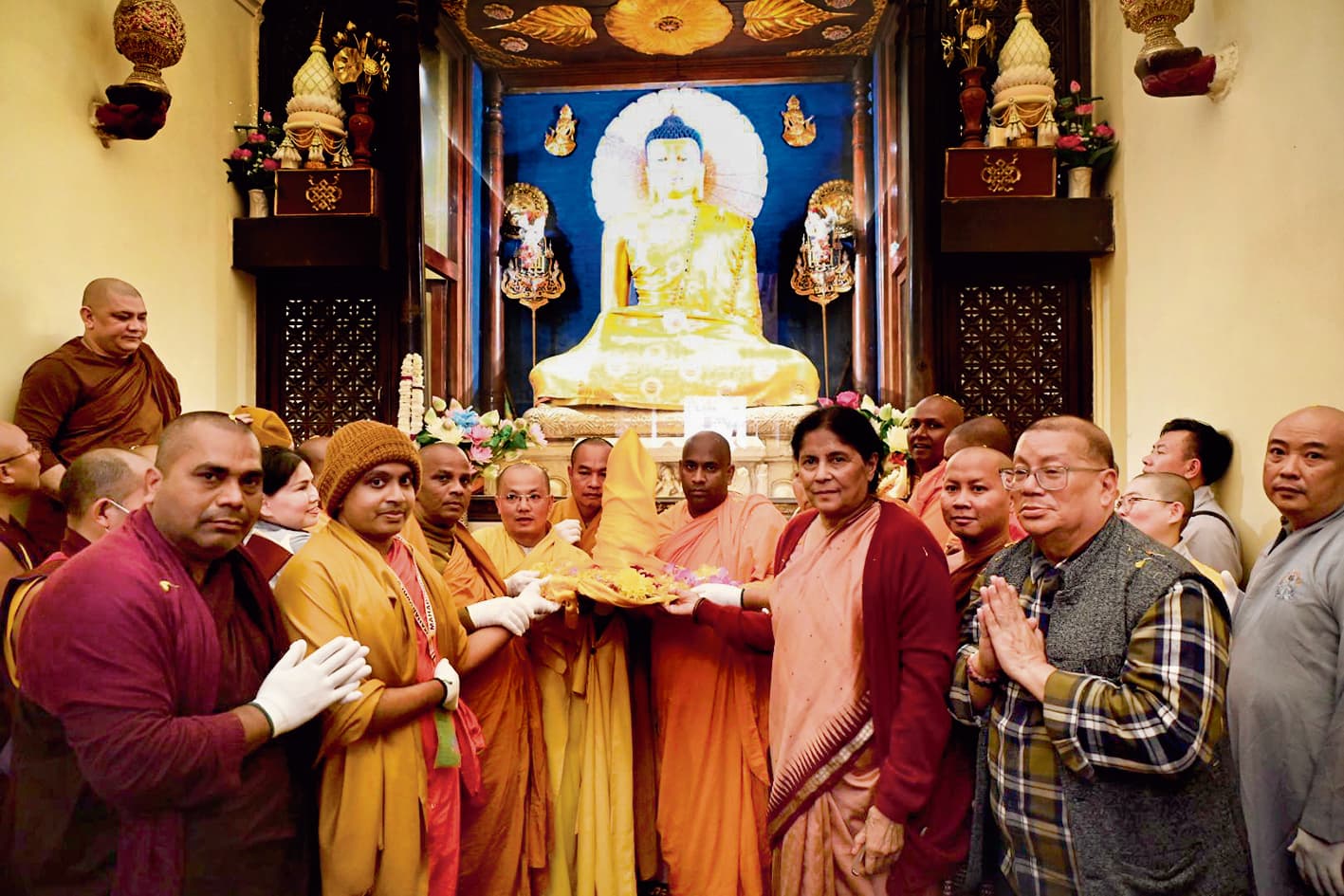 Gaya News  : तीन पवित्र अस्थि कलश अवशेष की महाबोधि मंदिर के वेदी पर की गयी पूजा