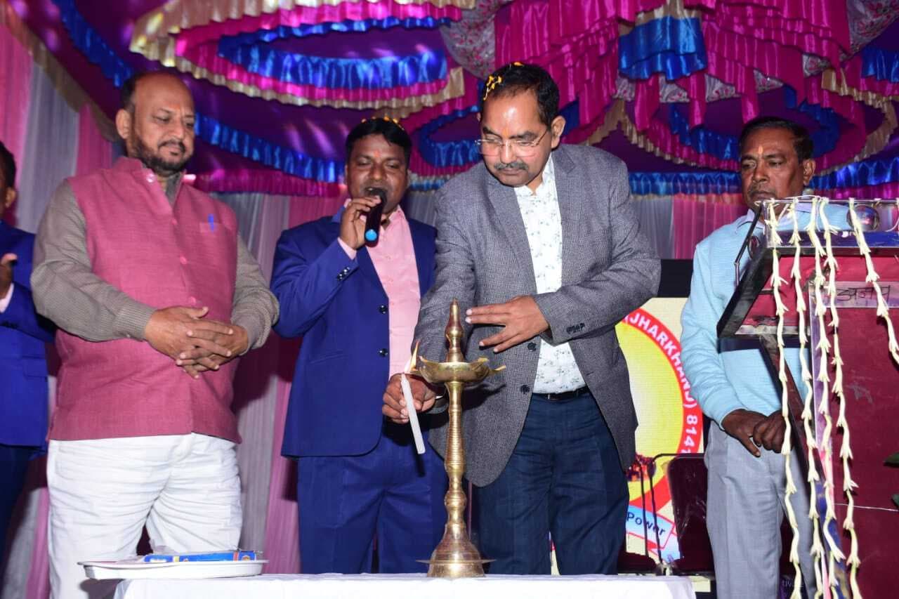 स्कूल के स्थापना दिवस पर बच्चों ने जमाया रंग