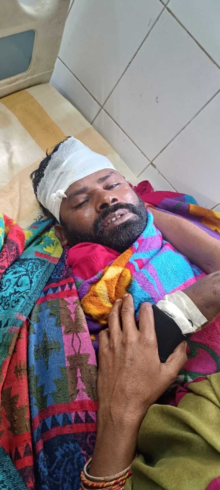 ऑटो व बाइक की सीधी टक्कर में बाइक चालक जख्मी