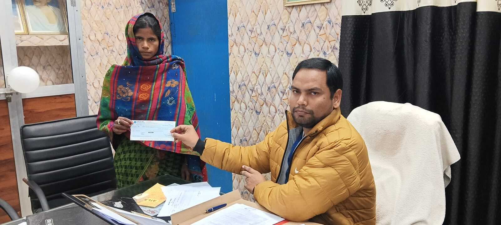 मृतक के परिजन को अधिकारी ने दिया चेक