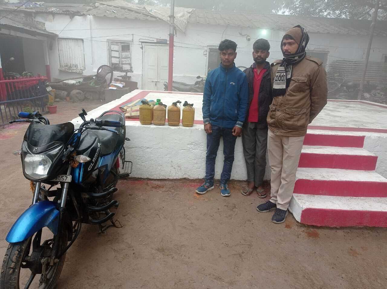 30 लीटर शराब के साथ दो तस्कर गिरफ्तार, बाइक जब्त