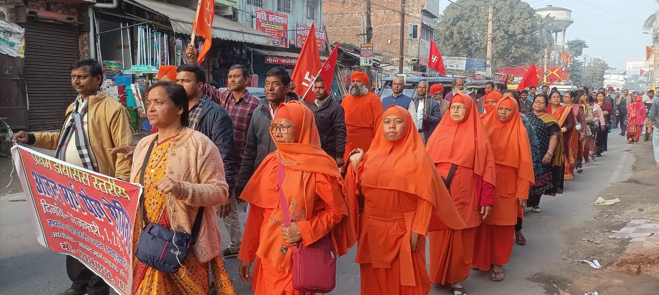 बाबा नाम केवलम मंत्र के साथ शहर में निकाली गयी शोभा यात्रा