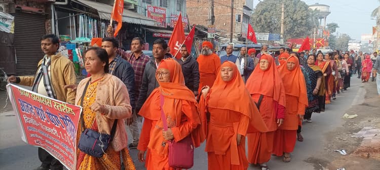 बाबा नाम केवलम मंत्र के साथ शहर में निकाली गयी शोभा यात्रा