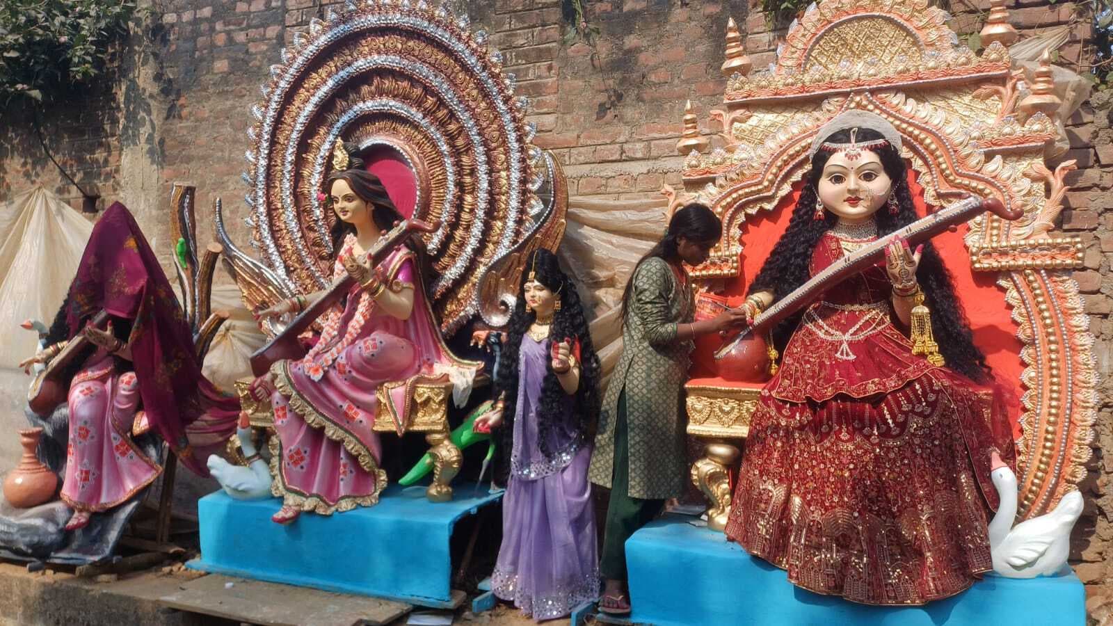 सरस्वती पूजा कल, प्रतिमा को अंतिम रूप देने में जुटे कलाकार