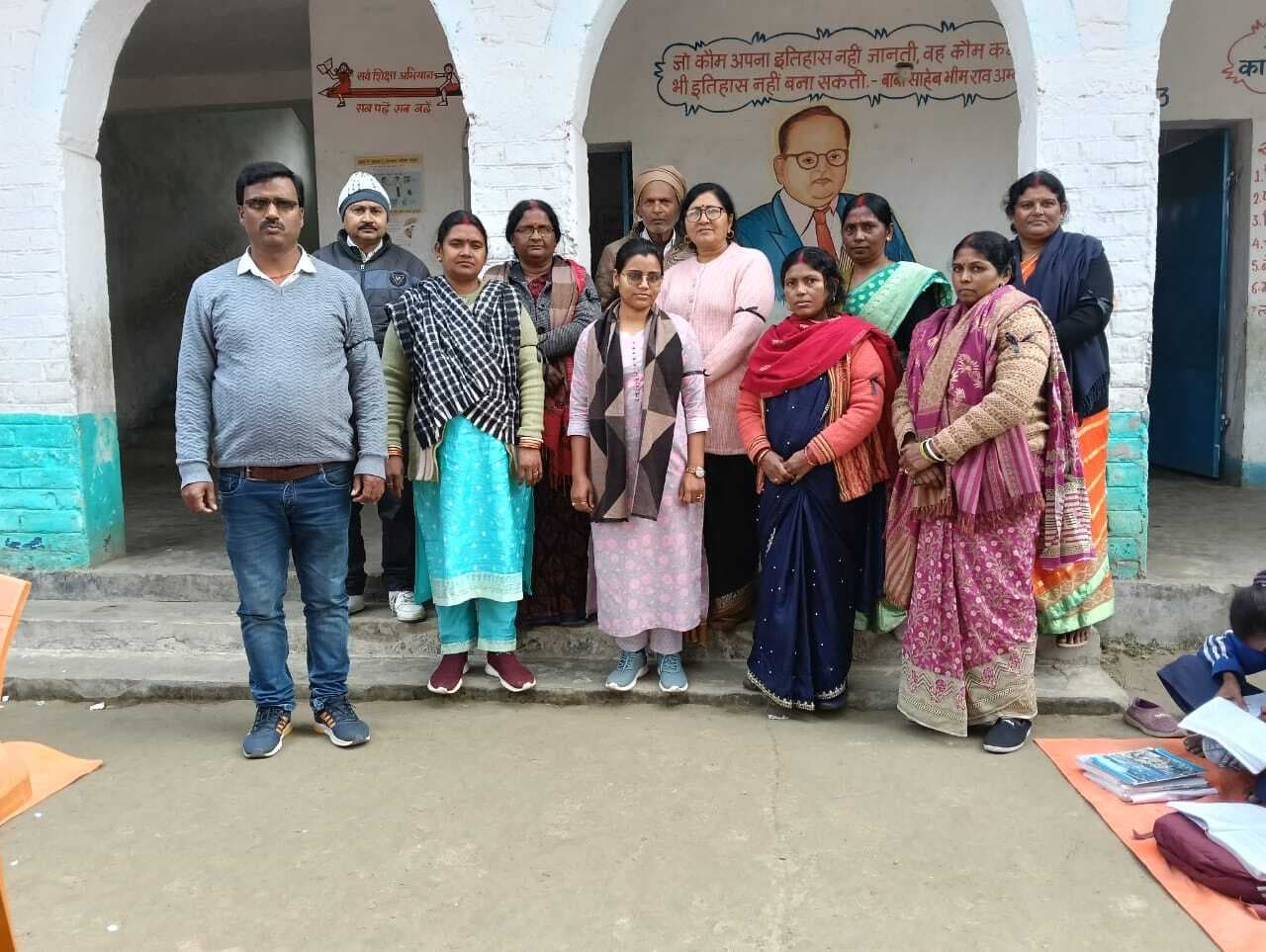 नयी पेंशन नीति के विरोध में शिक्षकों ने काला बिल्ला लगाकर जताया विरोध