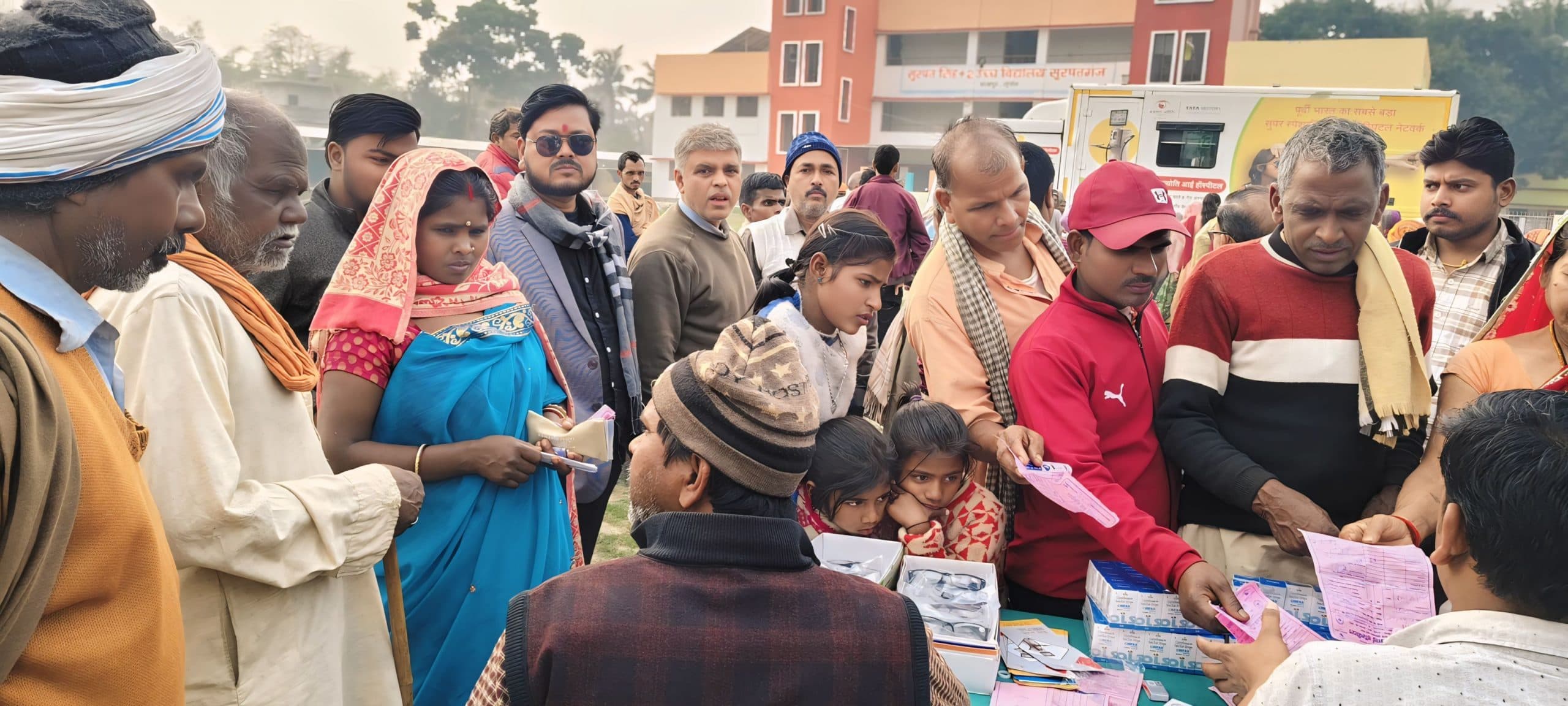 नि:शुल्क नेत्र जांच शिविर में 450 मरीजों का हुआ इलाज, मोतियाबिंद के पाये गये 107 मरीज