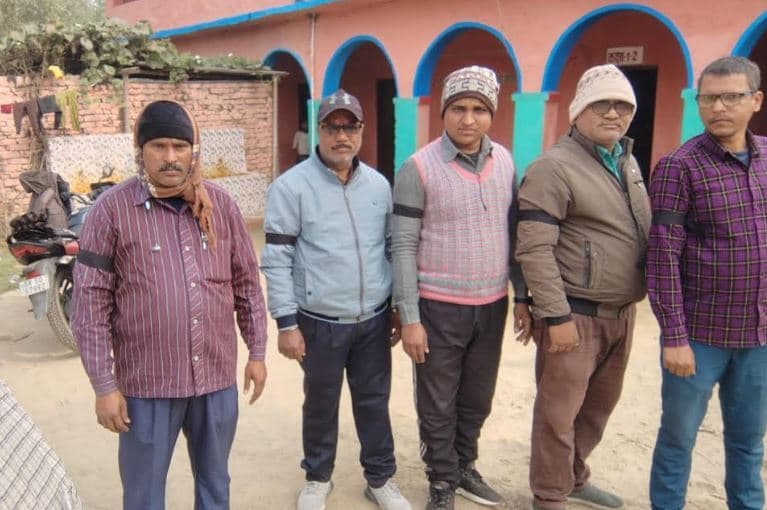 शिक्षकों ने काला बिल्ला लगाकर किया कार्य