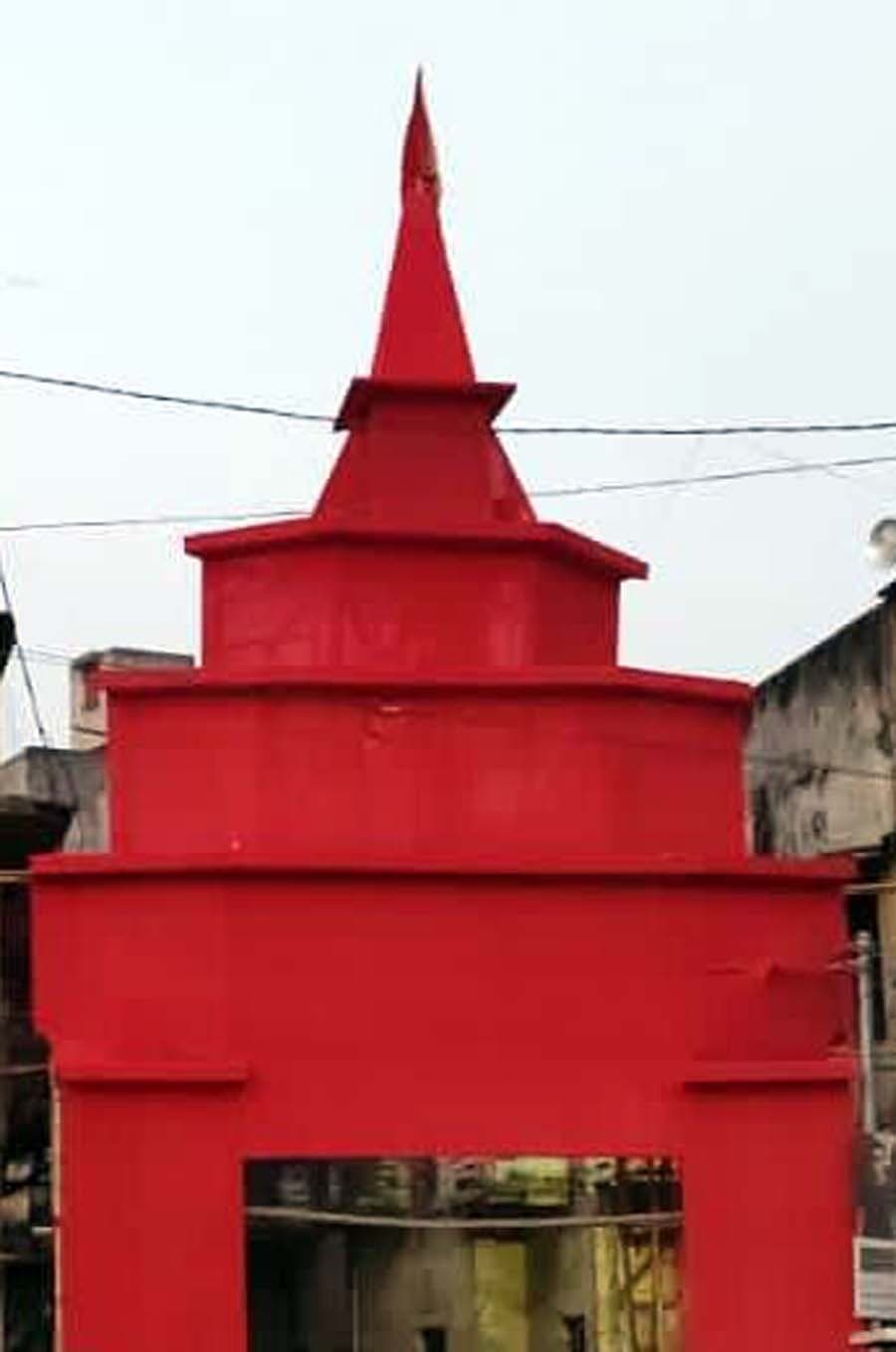 पुलपार में साउथ के मंदिर के तर्ज पर बना आकर्षक पूजा पंडाल