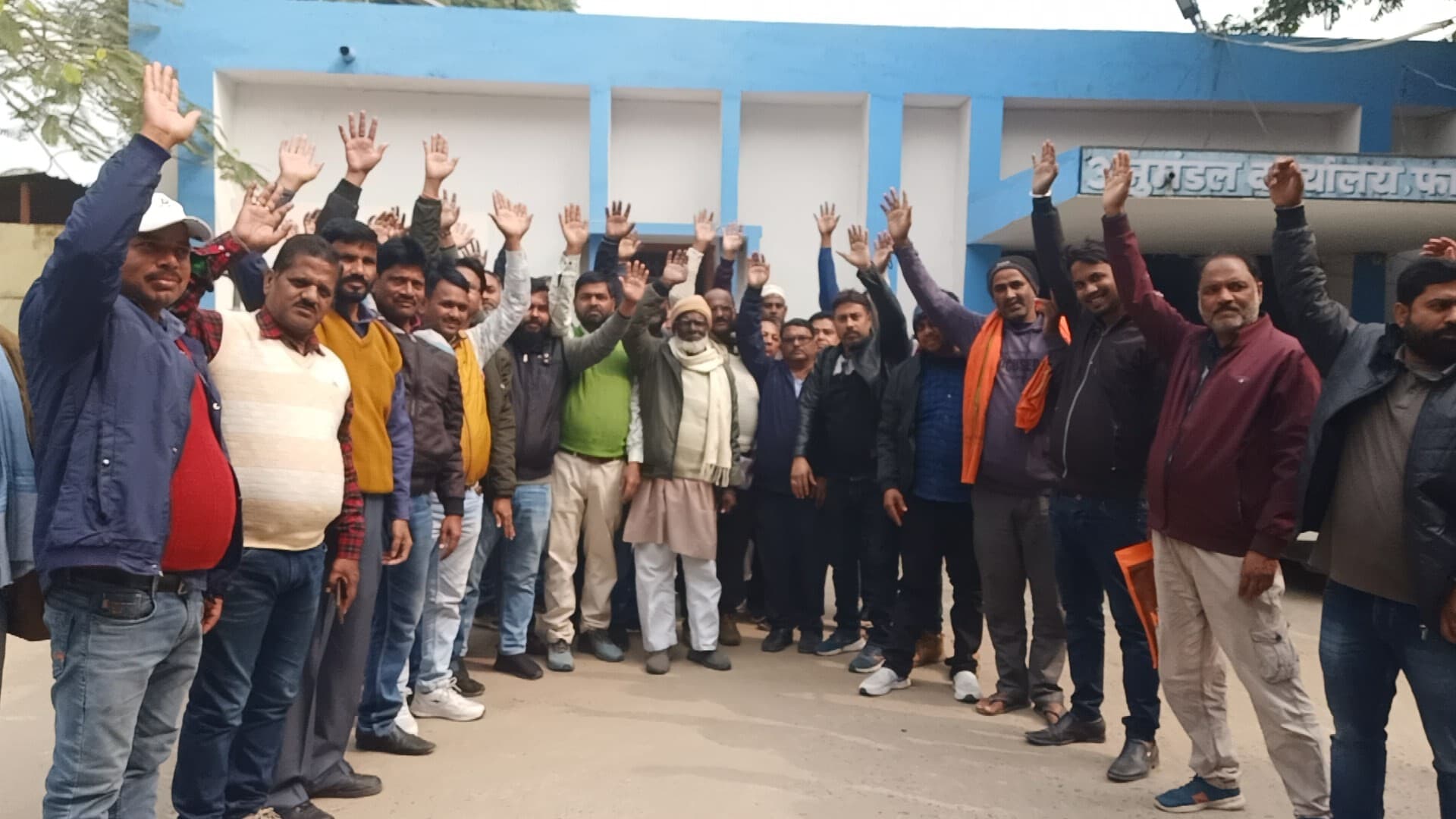 हड़ताल पर गये पीडीएस दुकानदार