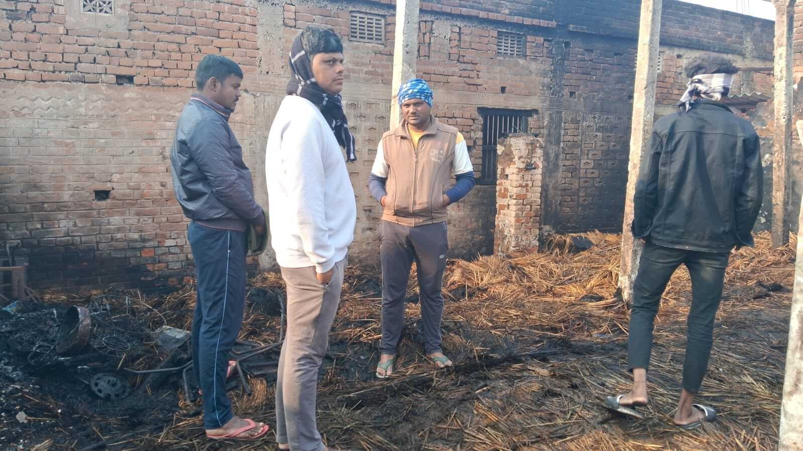 शिक्षण संस्थान में लगी आग, बेंच, डेस्क सहित लाखों के समान जलकर खाक