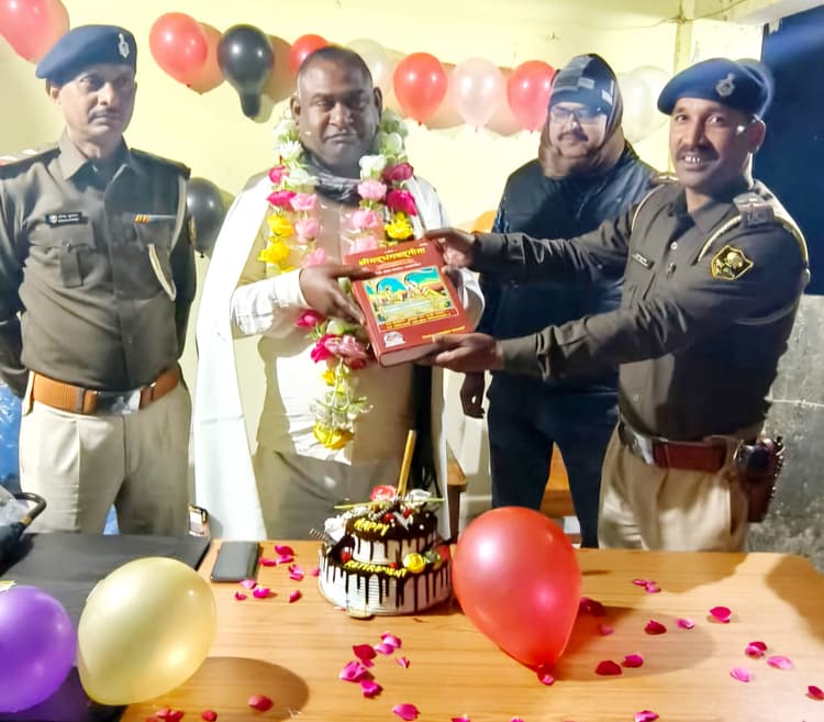 एसआई लाल मोहर सिंह को सेवानिवृति पर दी गयी भावभीनी विदाई