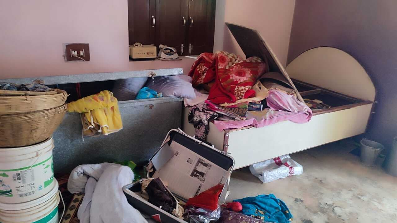 गृहस्वामी गये कुंभ नहाने, घर से 2.75 लाख के जेवर व 12 हजार नगद की चोरी
