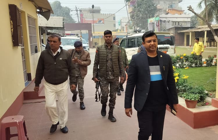 परीक्षा केंद्र का जिलाधिकारी ने किया औचक निरीक्षण