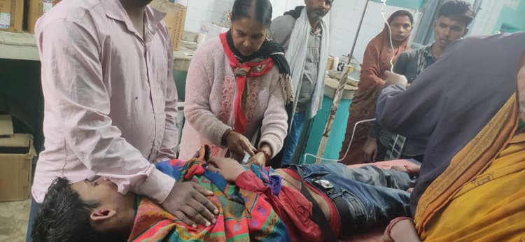 थाना चौक पर ऑटो पलटने से दो घायल, एक रेफर