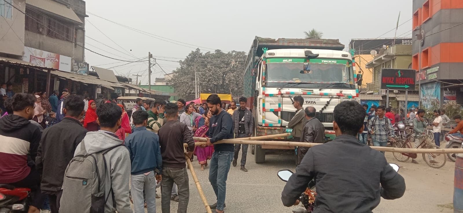 बालू लदे डंपर की ठोकर से बुजुर्ग घायल, आक्रोशित लोगों ने किया सड़क जाम