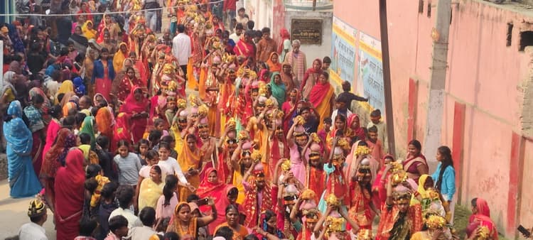 महारुद्र यज्ञ को लेकर निकाली गयी भव्य कलश शोभायात्रा