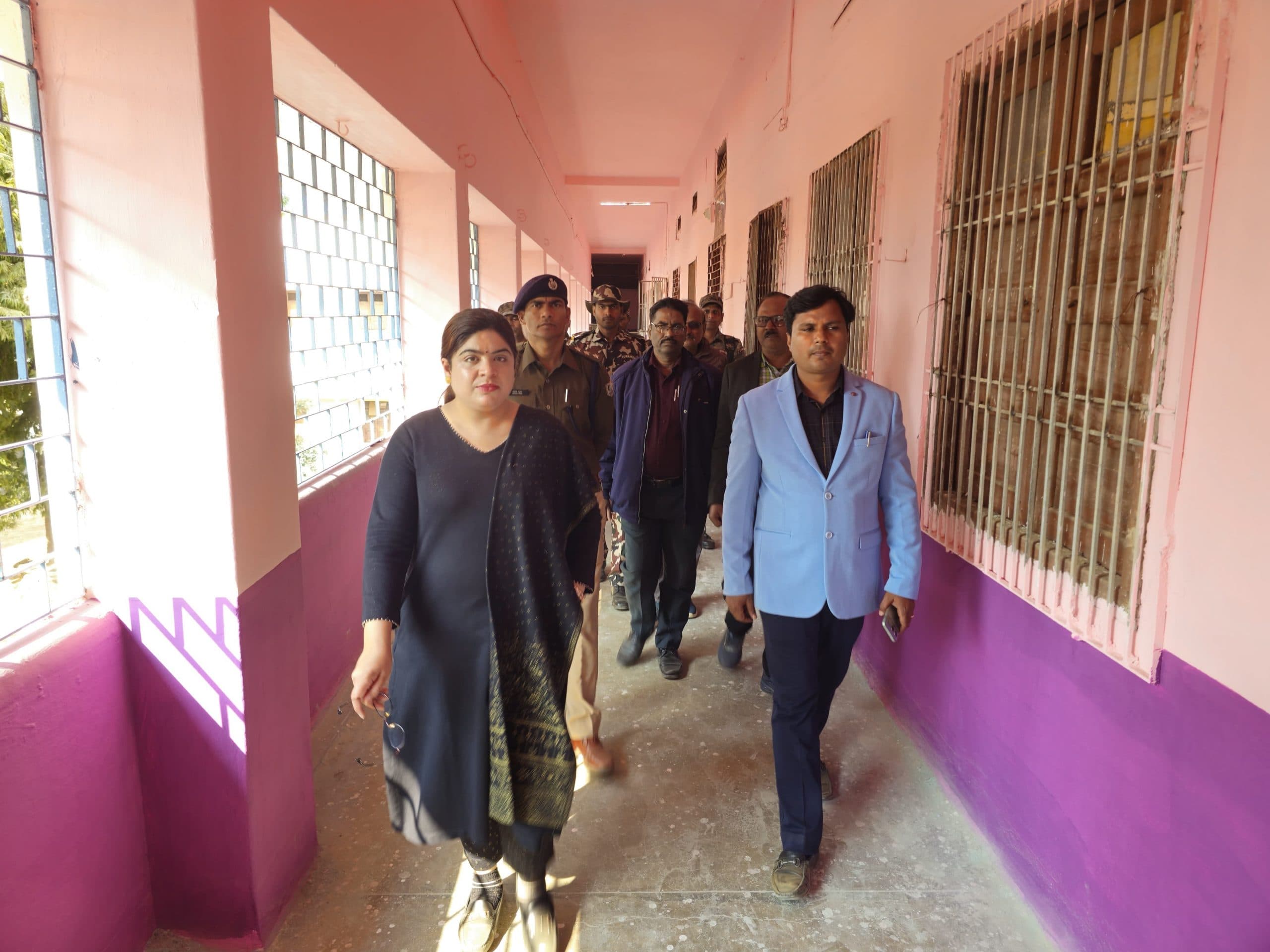 दो से तीन मिनट देरी से पहुंचने पर परीक्षार्थियों को केंद्र में प्रवेश करने से रोका