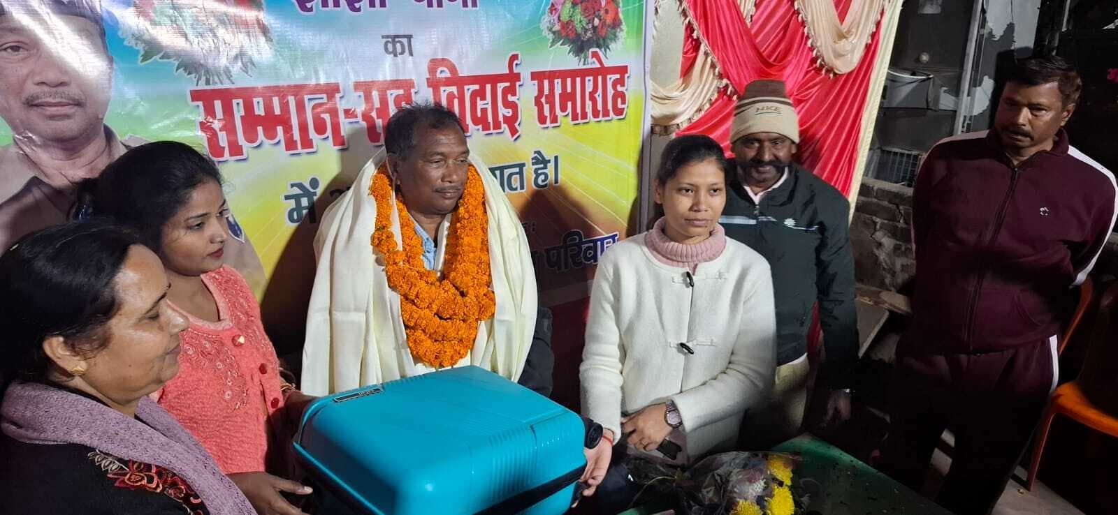 सेवानिवृत्ति पर पुलिस पदाधिकारी को दी गयी विदाई