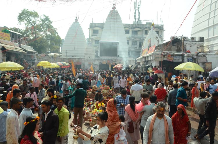 Deoghar news : बाबा मंदिर में श्रद्धालुओं की बढ़ी भीड़, शहर के विभिन्न जगहों पर तिलकहरुओं ने डाला डेरा, भजन-कीर्तन में रमे