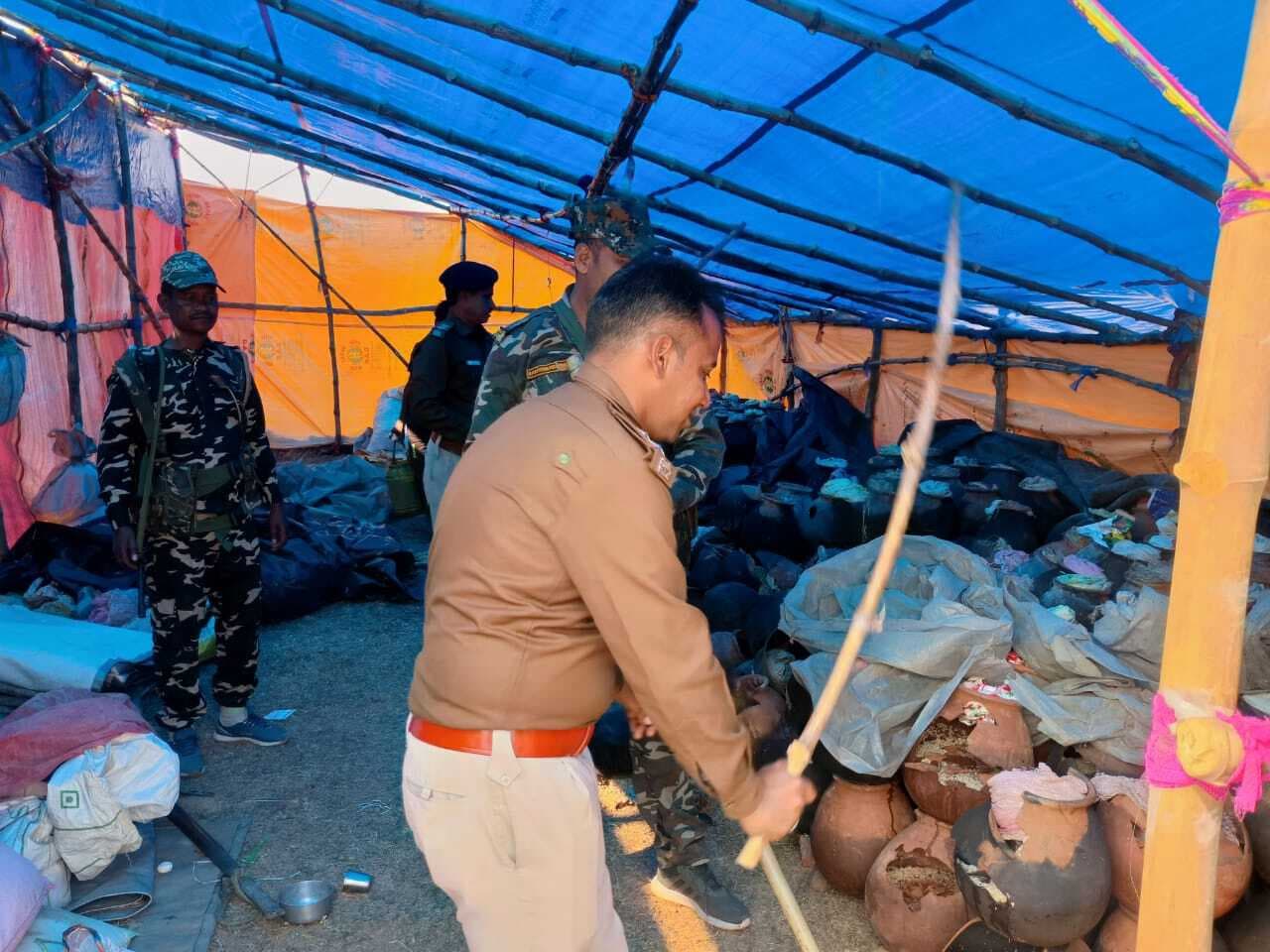 पुलिस ने चार गैलन अवैध हड़िया शराब किया नष्ट