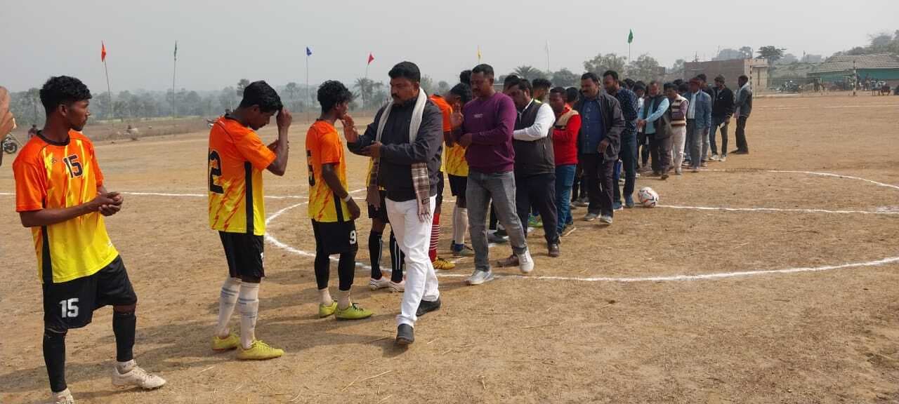 बरमसिया में तीन दिवसीय फुटबॉल टूर्नामेंट का पहला मैच गीदरमारी ने जीता