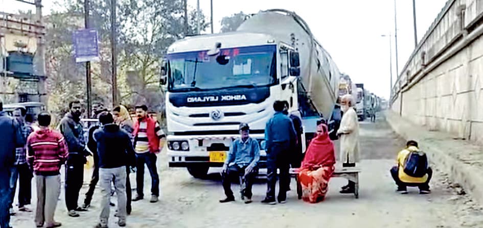 सर्विस रोड की बदहाली के खिलाफ किया चक्काजाम