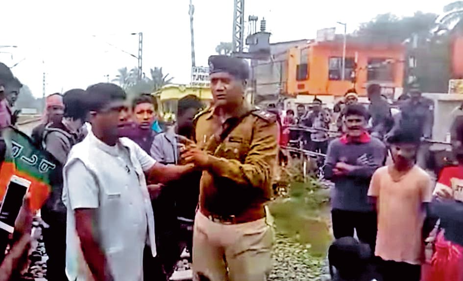 रेलवे के उच्छेद अभियान के खिलाफ व्यापारियों का विक्षोभ