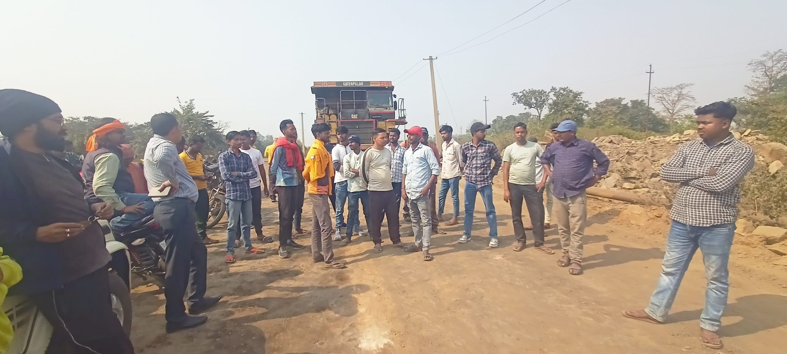 आउटसोर्सिंग कंपनी के कर्मियों ने हटाये पर किया जमकर प्रदर्शन