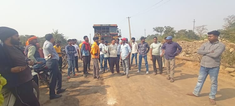 आउटसोर्सिंग कंपनी के कर्मियों ने हटाये पर किया जमकर प्रदर्शन