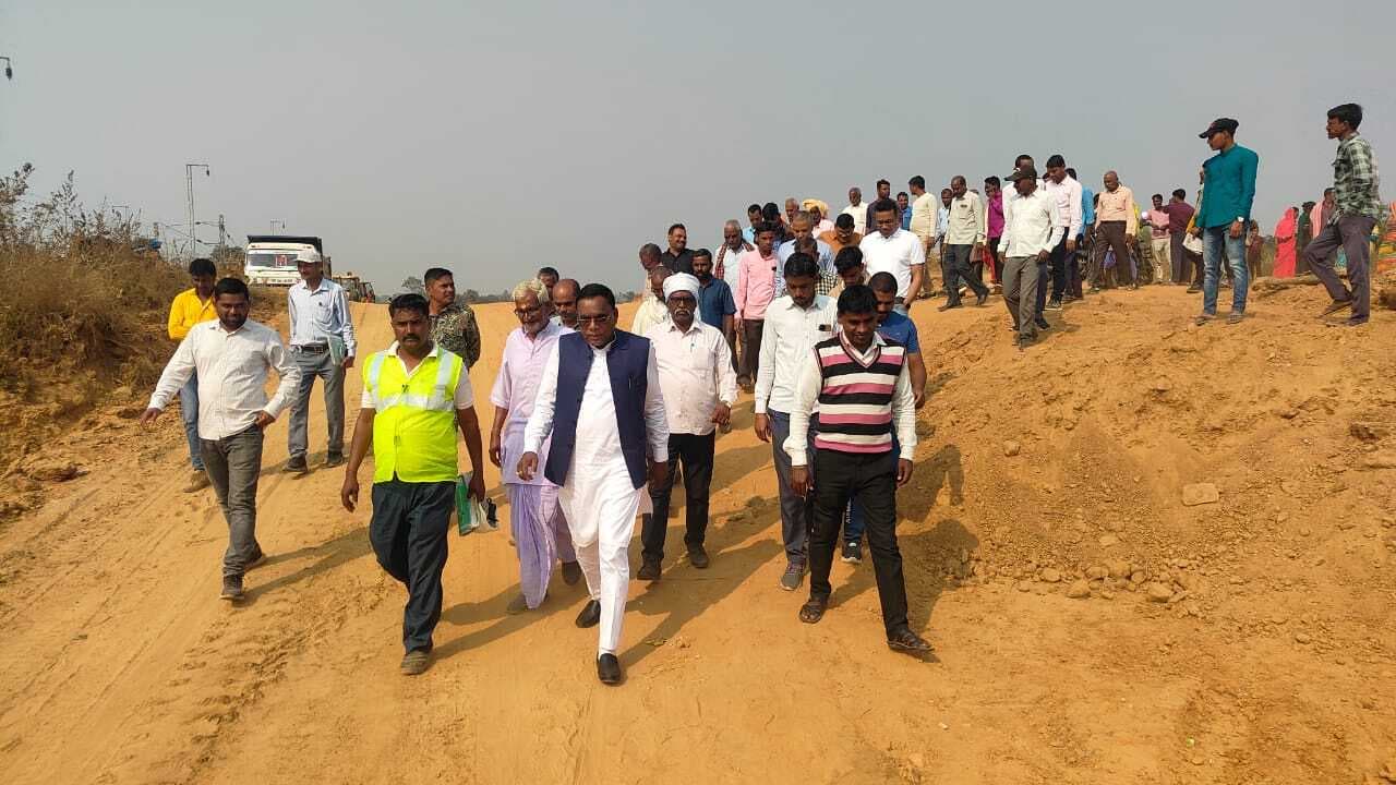 Giridih News :रेल अंडरपास निर्माण से आवागमन प्रभावित