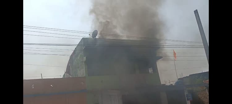 शाॅर्ट सर्किट से घर में लगी आग, लाखों का सामान जलकर खाक