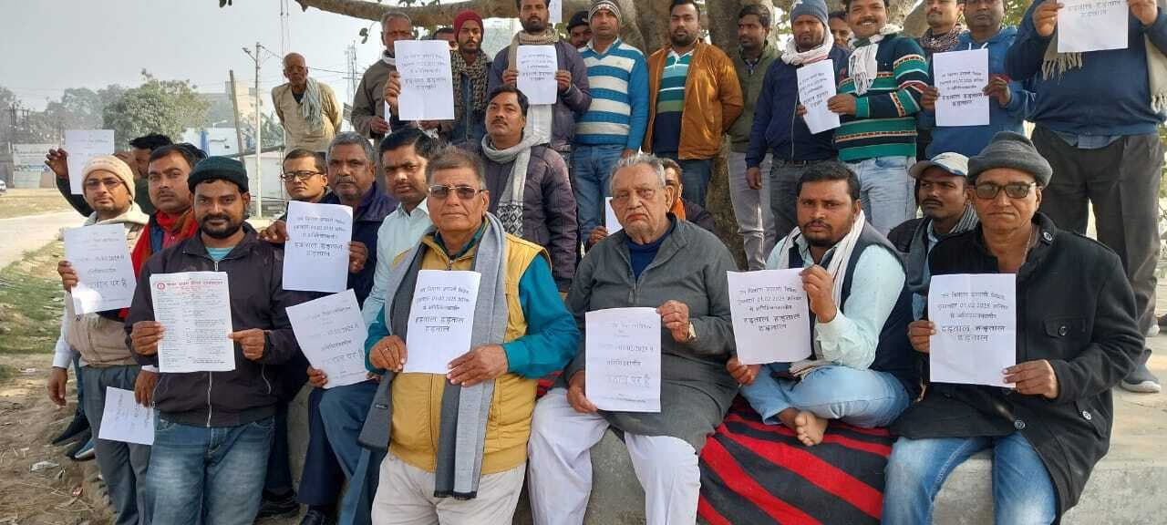 Darbhanga News : जन वितरण विक्रेताओं ने दिया धरना, गये बेमियादी हड़ताल पर