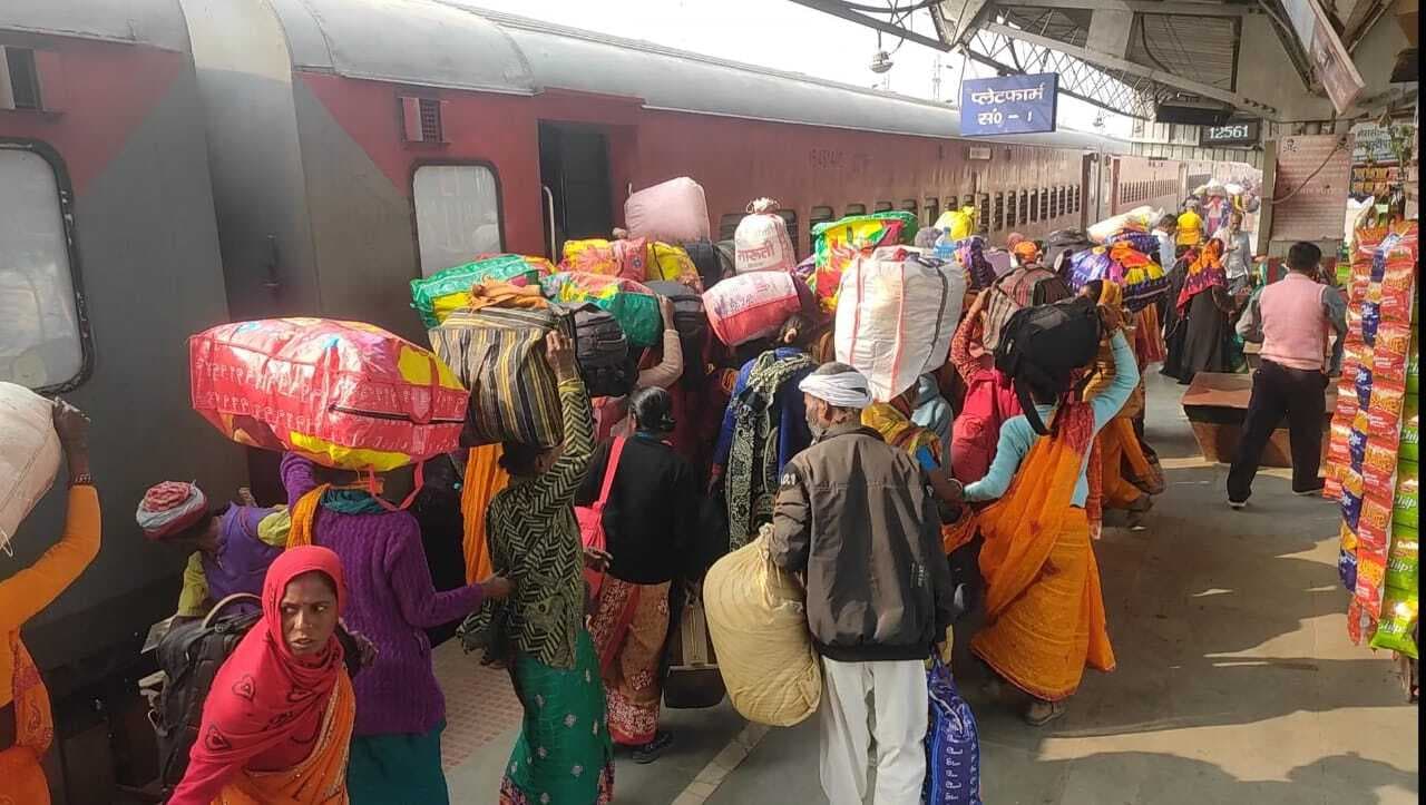 Madhubani News : जयनगर रेलवे स्टेशन पर महाकुंभ जाने वाले श्रद्धालुओं की उमड़ी भीड़