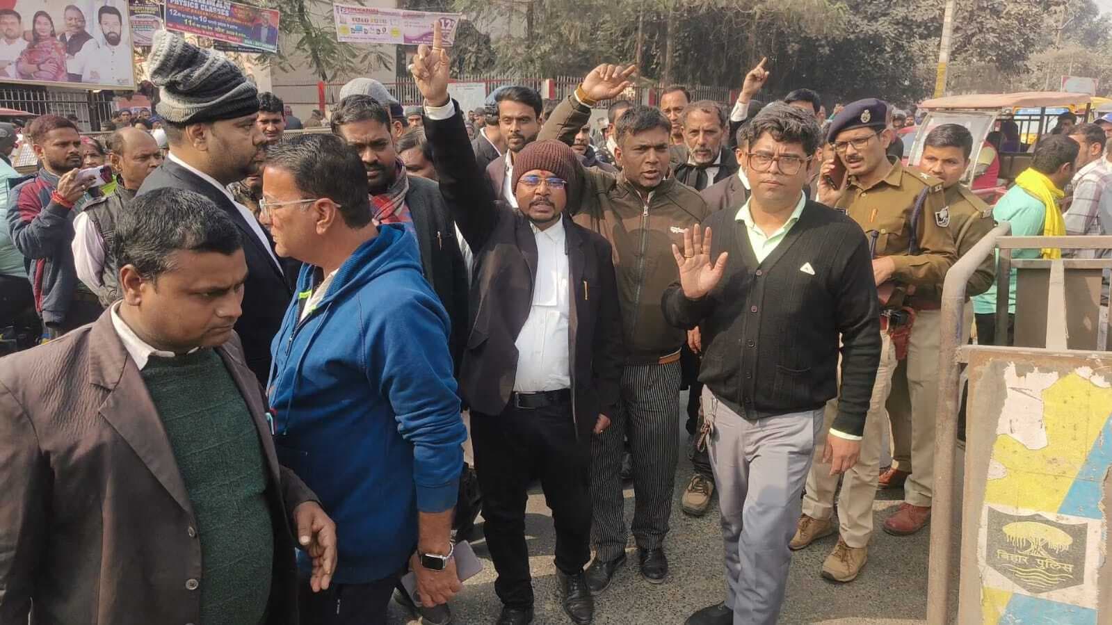 ट्रैफिक पुलिस ने हाईकोर्ट के अधिवक्ता से किया दुर्व्यवहार, सड़क जाम