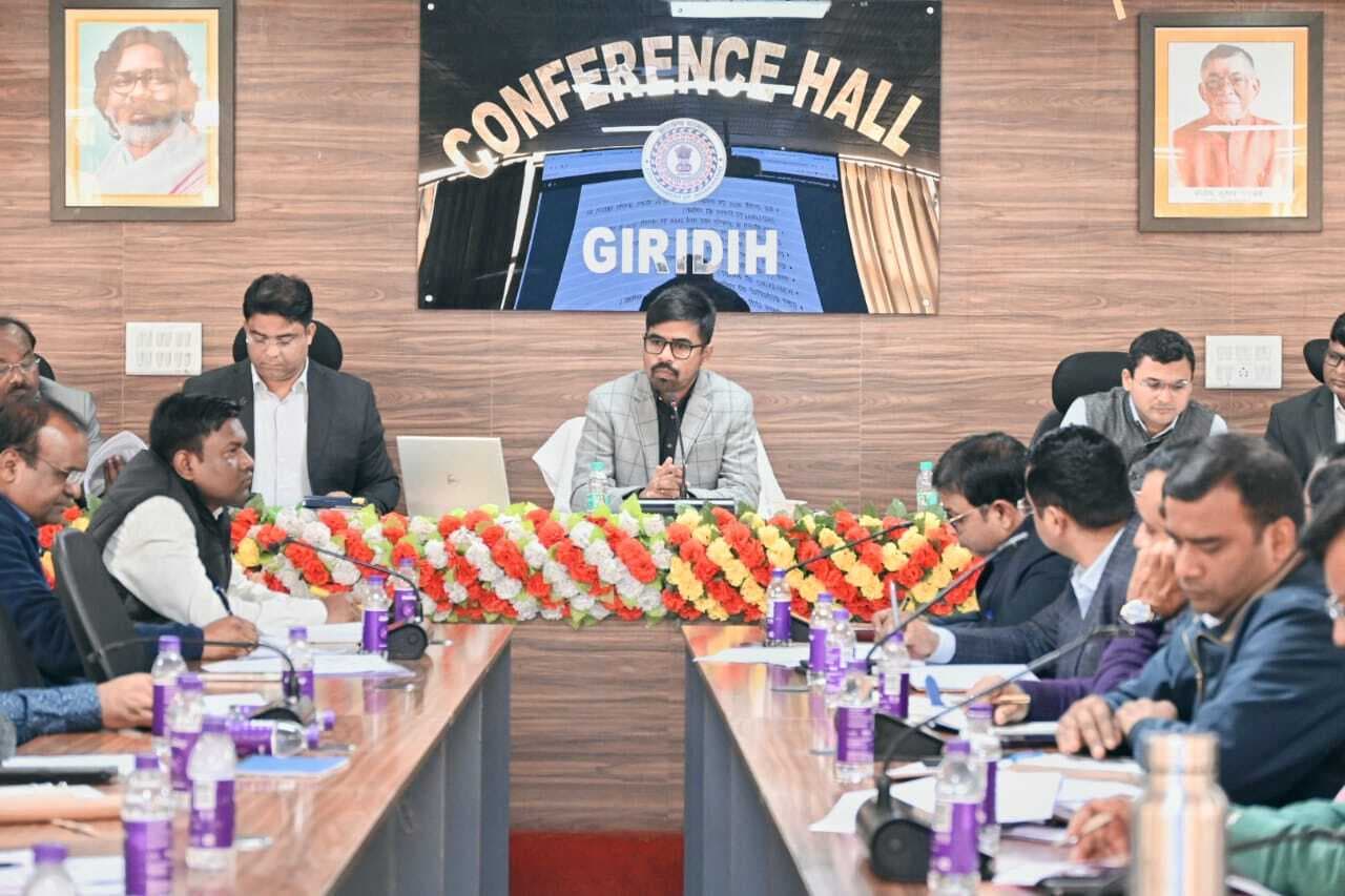 Giridih News :डीसी ने की विकास योजनाओं की समीक्षा, दिये कई निर्देश