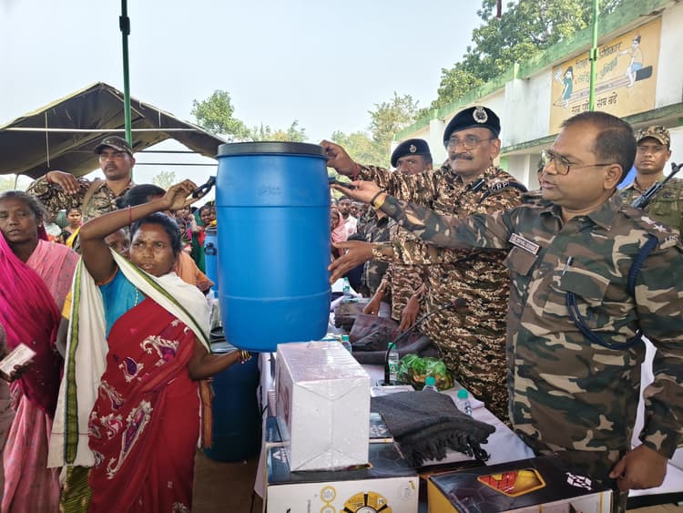 Giridih News :समाज से भटके लोग मुख्यधारा में आयें : एसपी