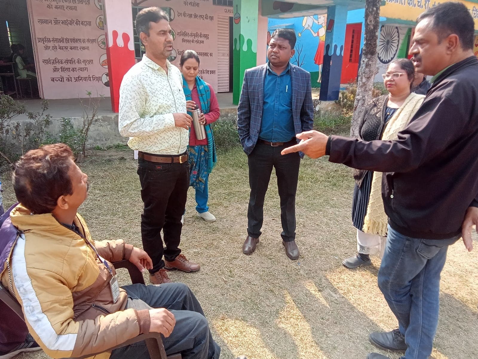 Bokaro News : विद्यालय में सोते हुए पाये गये शिक्षक, शो-कॉज