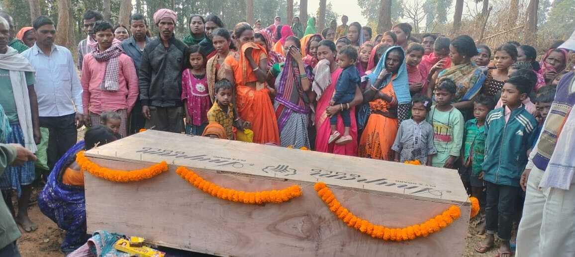 Bokaro News : मुठभेड़ में मारी गयी नक्सली हेमंती के शव का हुआ अंतिम संस्कार