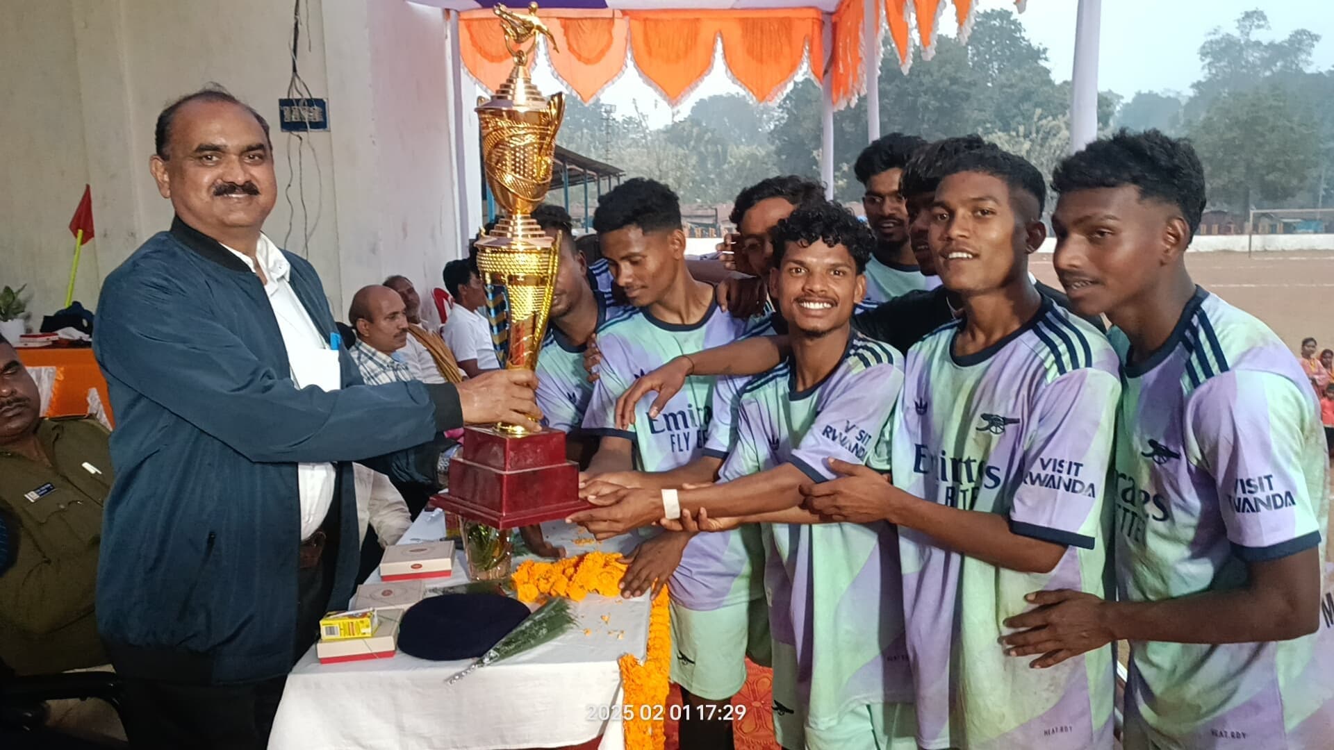 Chaibasa News : इंटर विलेज फुटबॉल लीग का विजेता बना चिरिया कच्छिहता