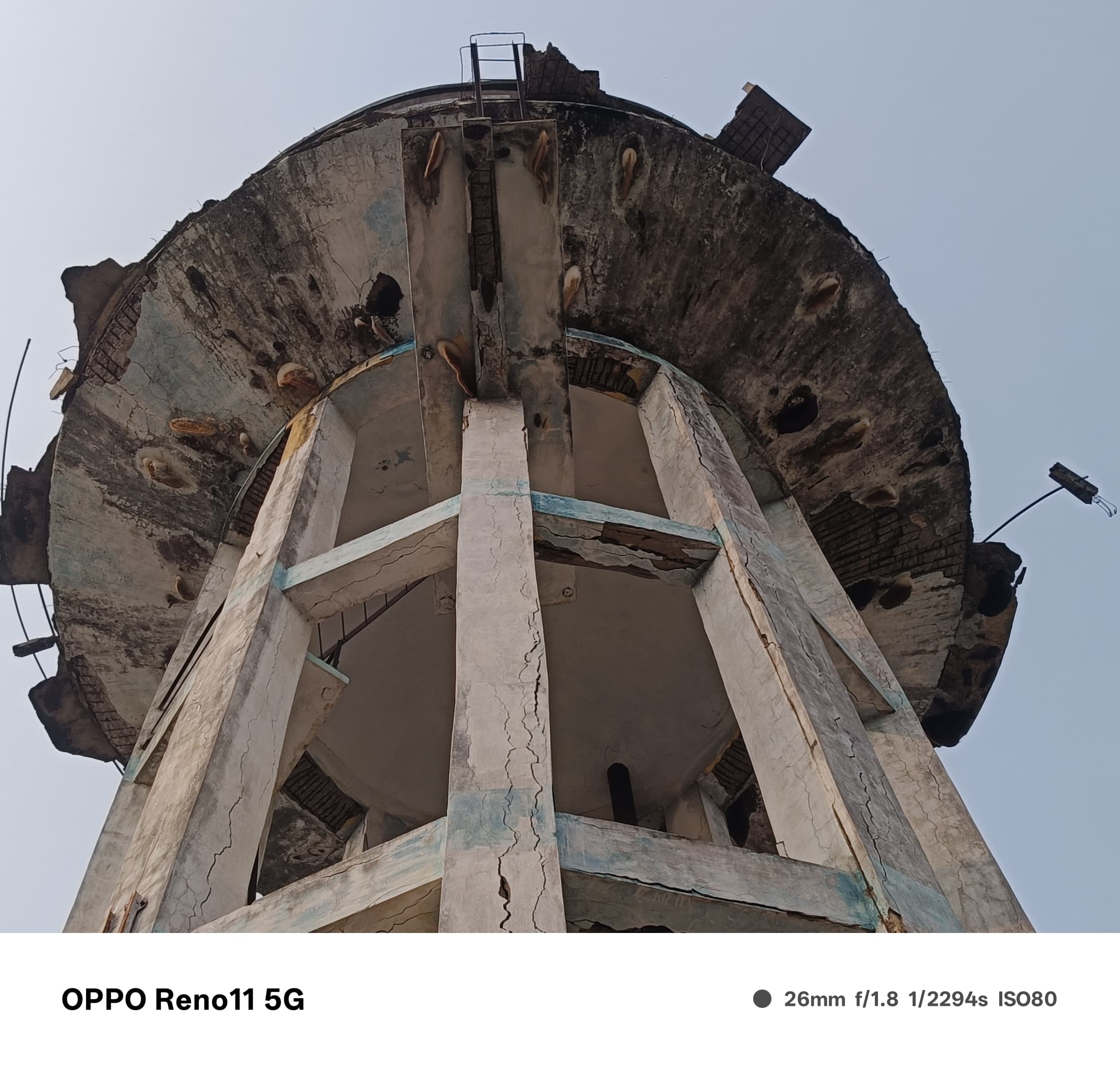 Chaibasa News : जर्जर जलमीनार गिरी, तो 500 घरों में जलसंकट