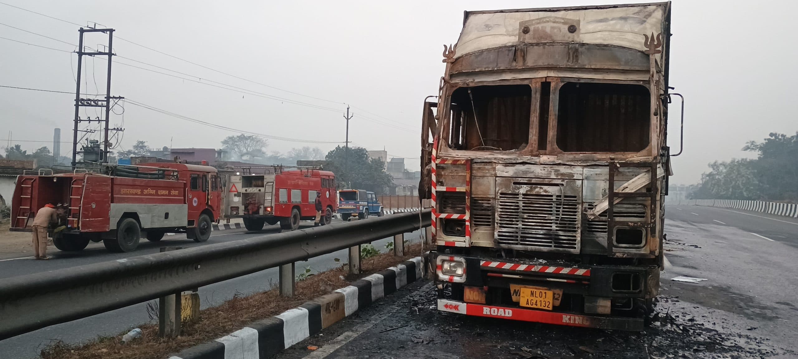 Dhanbad News: कंटेनर में लगी आग, लाखों के सामान जले, चालक-खलासी ने कूद कर बचायी जान